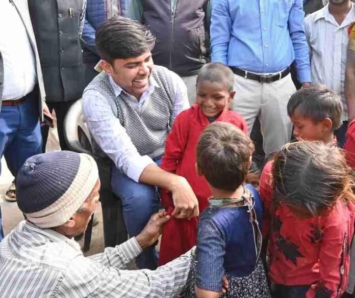 Chatra News: Deputy Commissioner reached Birhor Basti to listen to the problems of Ajuba Birhor in the public darbar organized on Tuesday, listened to the problems with the officials