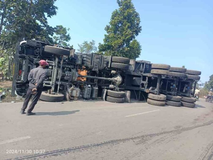 Barkagoan News: 18 wheeler loaded with tiles got hit by a trailer, motorcyclist coal worker died, road blocked for compensation