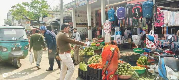 बरही : सड़क किनारे बैठे सब्जी विक्रेता एवं नो पार्किंग जोन में लगे ठेला को प्रशासन ने हटाया