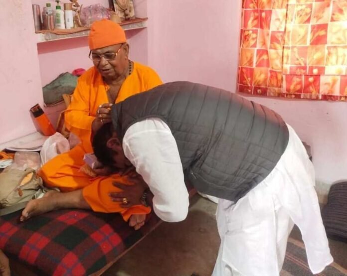 Jharkhand Election 2024: कांग्रेस प्रत्याशी मुन्ना सिंह ने लिया साधु सीताराम बाबा का आशीर्वाद, क्षेत्र की जनता की खुशहाली के लिए की प्रार्थना