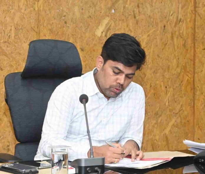 Chatra News: The then Pratappur Zonal Officer was punished in the case of tampering with government land