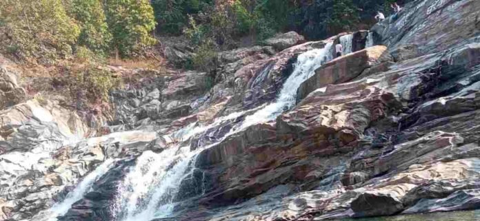 Kanhachatti News: If you want to enjoy a waterfall in the new year, then enjoy Hariyokhar waterfall