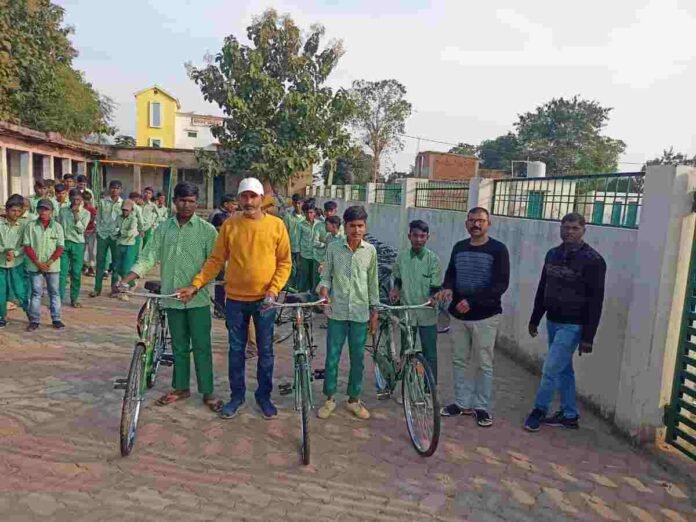 Barhi News: Bicycles were distributed among 70 students in Madhya Vidyalaya Gauriyakarma