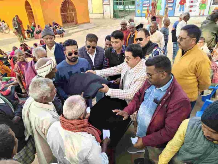 Hazaribagh Youth Wing distributed blankets among the needy, 200 blankets were distributed with a good message of social service