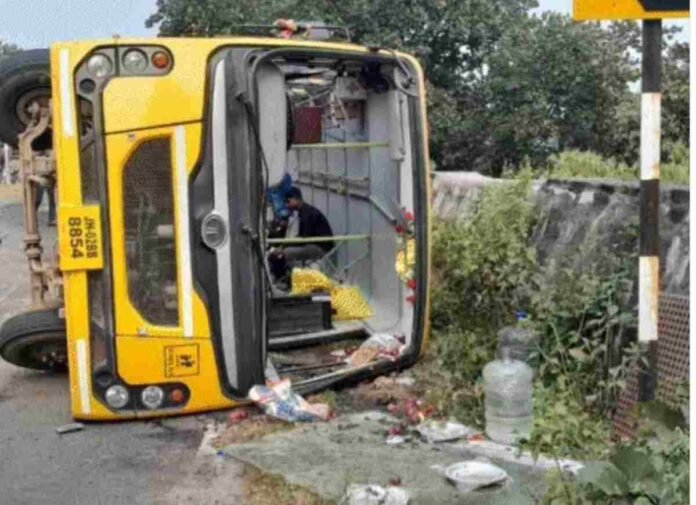 School Bus Accident: School bus going to Hundru Falls crashes, 25 children injured