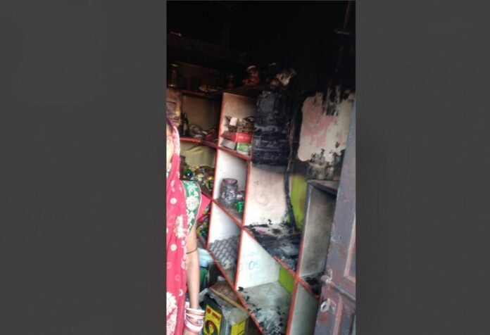 Hazaribagh News: Fire broke out in a grocery store, goods worth lakhs burnt to ashes
