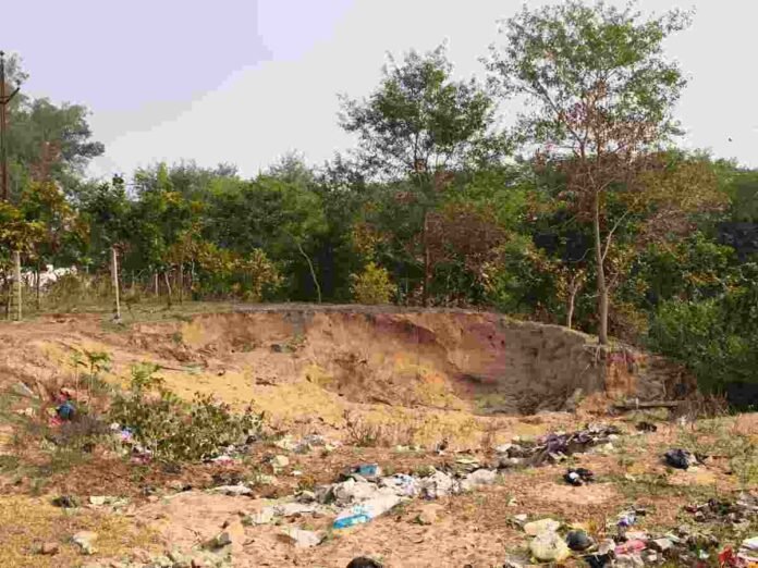 Barhi News: Sand mafia has its eyes on the ancient Chhath Ghat