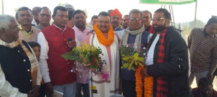 Hazaribagh News: BJP workers honored the MLA in Chalkusha