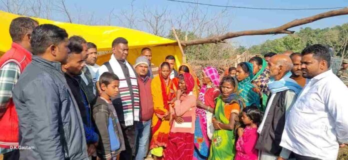 Chatra News: पूर्व मंत्री सत्यानंद भोगता ने ककहिया गांव के बेघर परिवारों को मदद का आश्वासन दिया