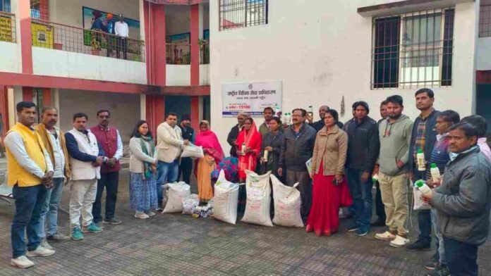 TatiJhariya News: Seeds were distributed among farmers at Tatijhariya block office under Birsa Green Crop Extension Scheme and ATMA