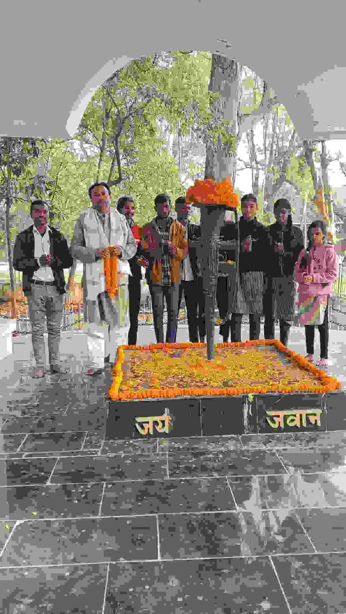 Hazaribagh News: On the historic saga of valor of Vijay Diwas, JDU leader Rakesh Gupta paid tribute to the martyrs and saluted their valor