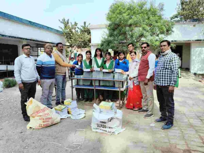 Kanhachatti News : Copy distribution in Madhya Vidyalaya Amari