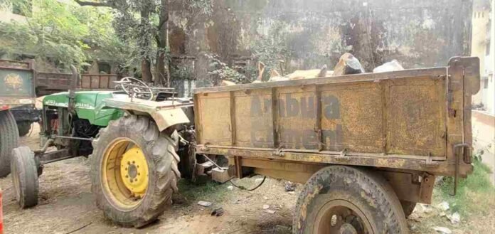 Barkagaon: Last night the police seized a tractor loaded with illegal stones from Kundru