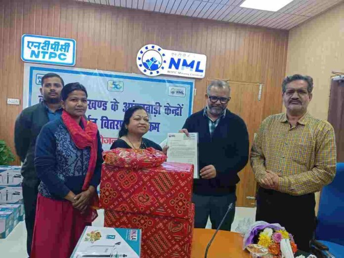 Barkagaon News: NTPC distributed utensils in many Anganwadi centers of Barkagaon
