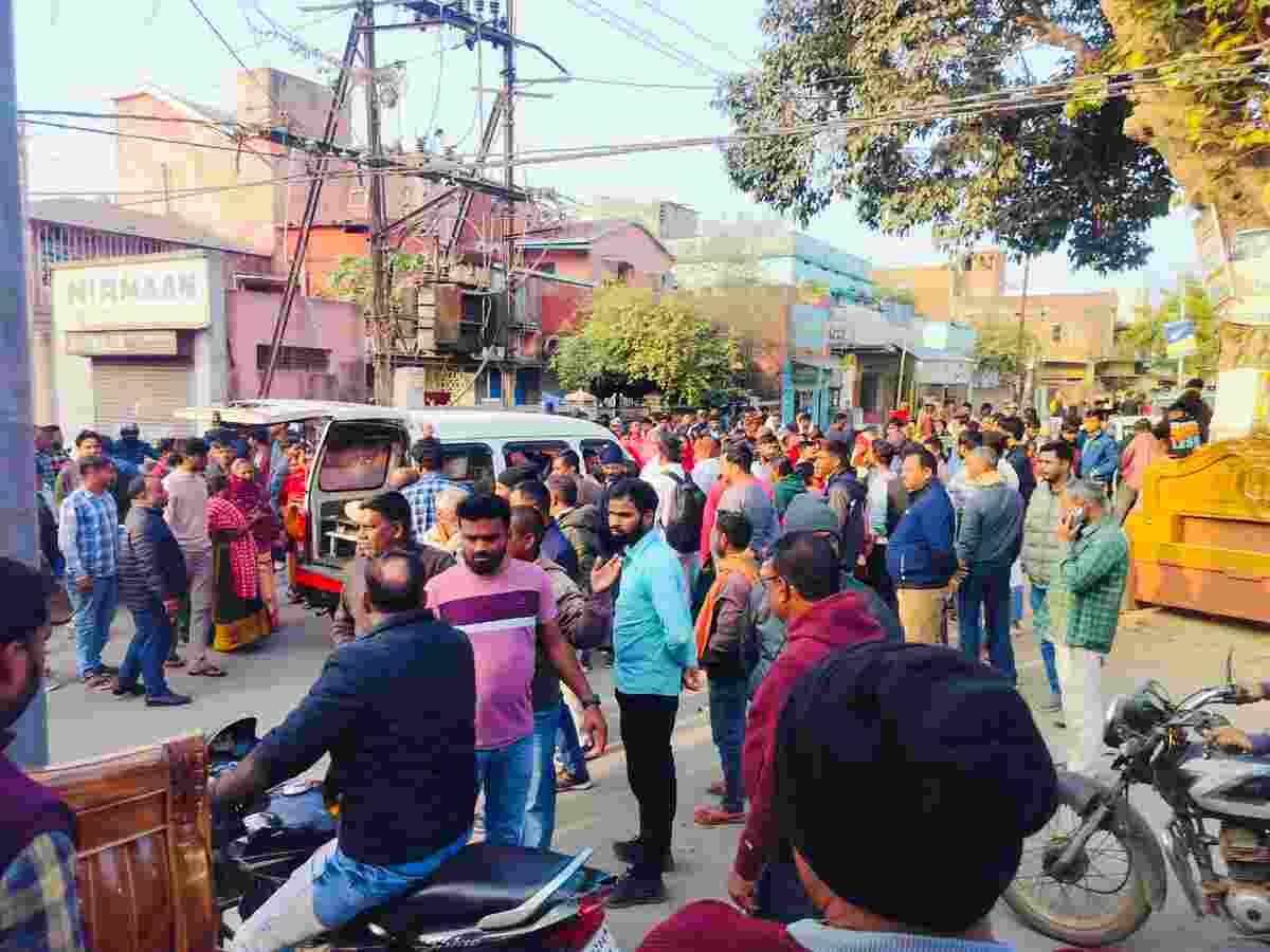 Hazaribagh SDO Wife Murder: हजारीबाग SDO पर पत्नी को जलाकर मारने का आरोप, देर रात पत्नी ने तोड़ा दम, अवैध संबंध का पति पर लगा आरोप 2 हजारीबाग एसडीओ पर पत्नी को जलाकर मारने का आरोप, देर रात पत्नी ने तोड़ा दम, अवैध संबंध का पति पर लगा आरोप