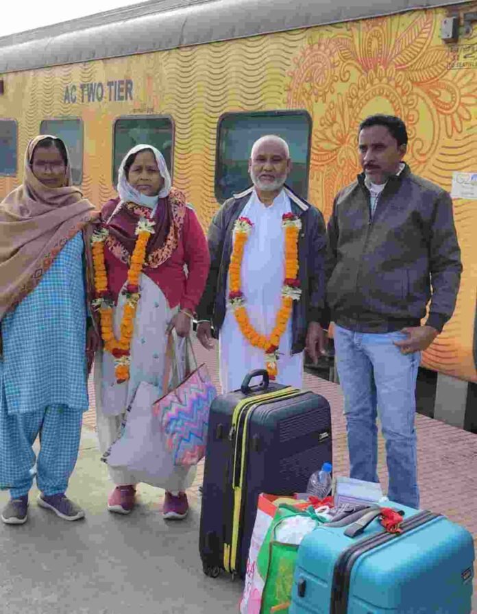 Barhi News: Former Zilla Parishad member Muneja and Mo Qayum welcomed her on her return from Haj pilgrimage