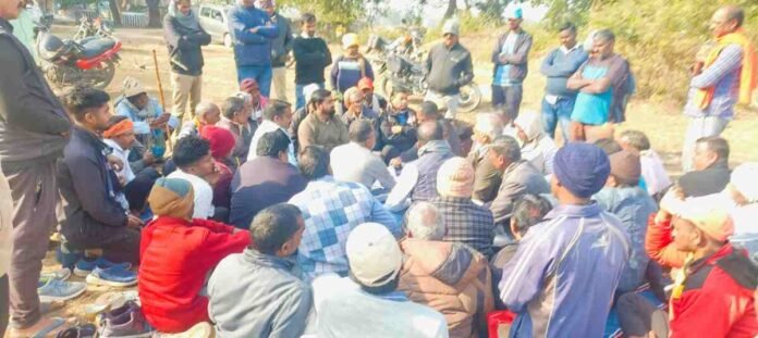 TatiJhariya News: A Gram Sabha was held with the villagers on Friday in Hatve under Daharbhanga Panchayat of the block under the chairmanship of Mukhiya Rekha Devi. This meeting was presided over by the Additional Collector and Tatijharia Zonal Officer.