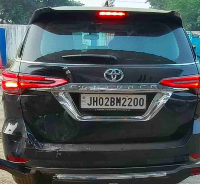 Barhi News: Fortuner car hit from behind, car occupants narrowly escape