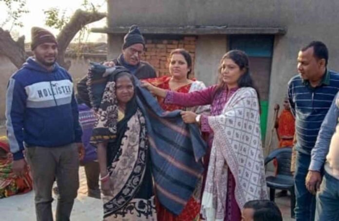 Hazaribagh News: Distribution of blankets among Birhor families