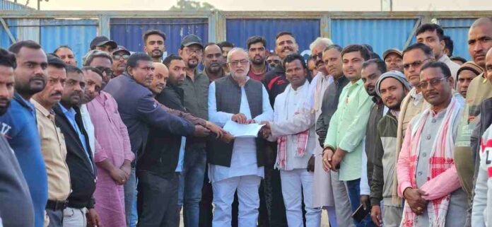 Barhi News: MLA arrives in support of employees sitting on dharna over pending honorarium