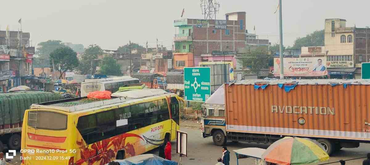 Barhi News: Administration fails to provide relief to Barha residents from traffic jam