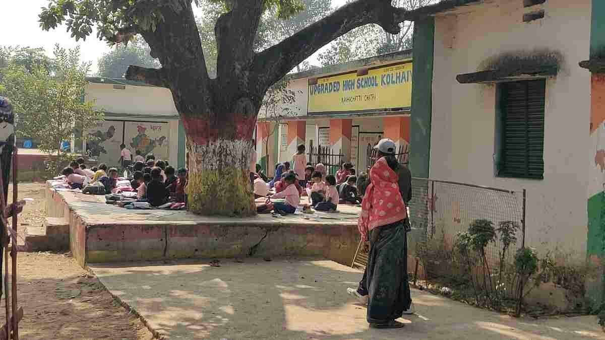 Kanhachatti News: कोल्हैया उच्च विद्यालय के नौंवी एवं दशमी वर्ग में 150 छात्र-छात्राओं पर एक शिक्षक 1 Kanhachatti News