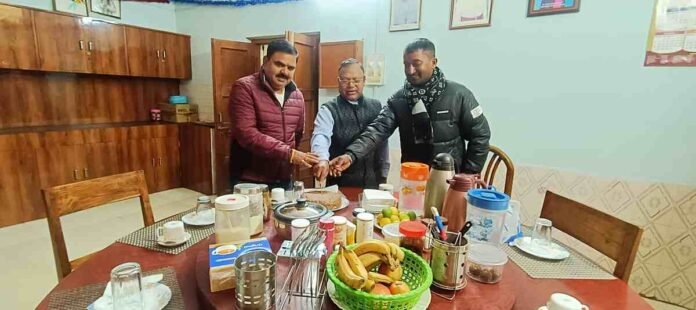 Senior Congress Party leader Munna Singh reached Bishop House on Christmas eve and met Bishop Anand Jojo and wished him Merry Christmas