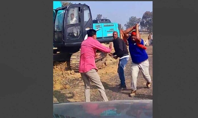 Barhi News: Fight in land dispute, Dayanand Chaurasia and his brother injured, referred