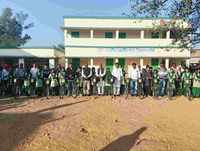Barhi News: मध्य विद्यालय डपोक के 41 छात्र - छात्राओं के बीच साइकिल का किया गया वितरण
