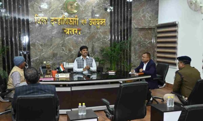 Chatra News: वार्षिक माध्यमिक एवं इंटरमीडिएट परीक्षा 2025 के लिए परीक्षा केंद्रों एवं मूल्यांकन केंद्रों के चयन से संबंधित बैठक।