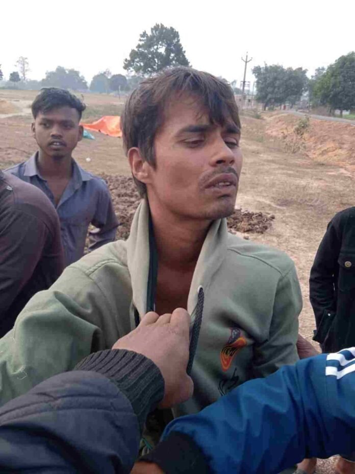 Hazaribagh News: Villagers caught and thrashed a thief who was kidnapping three girls