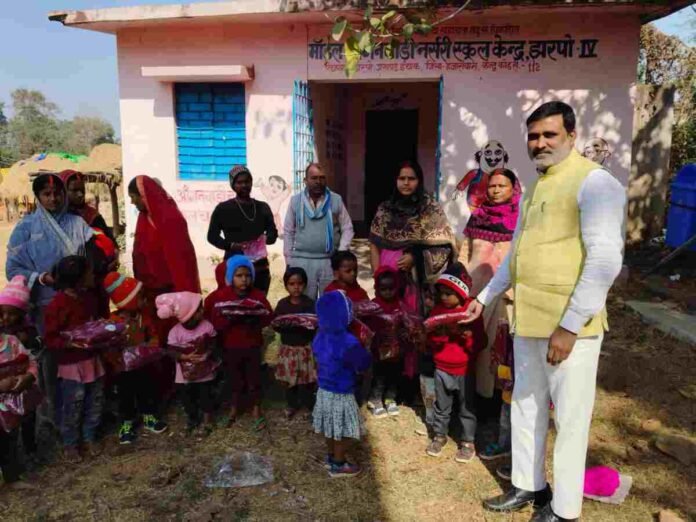 TatiJhariya News: The head distributed sweaters to 32 children in Anganwadi Center 4 Jharpo