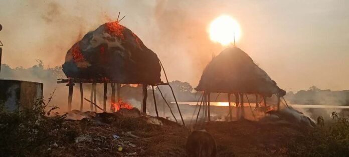 Barkagaon News: Two scaffoldings burnt to ashes in Badam, the animal saved its life by breaking the rope