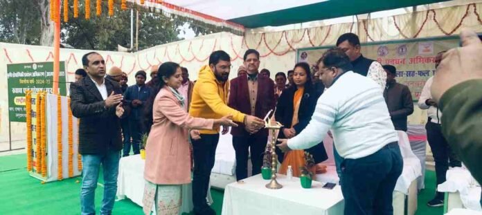 Chatra News: District level farmers fair organized