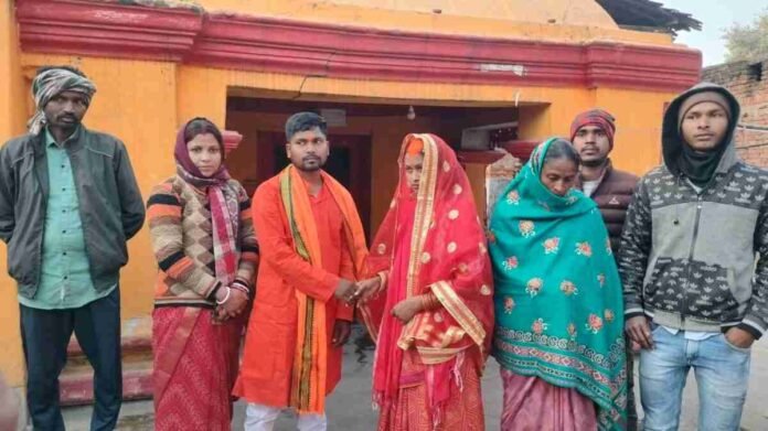 Barkagaon News: A loving couple was married in Ram Janaki temple