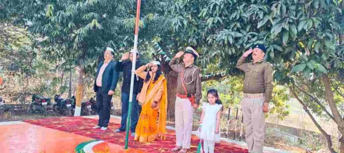 Kanhachatti News: The chief hoisted the flag in the Kanhachatti block office and the police station in-charge in the police station premises