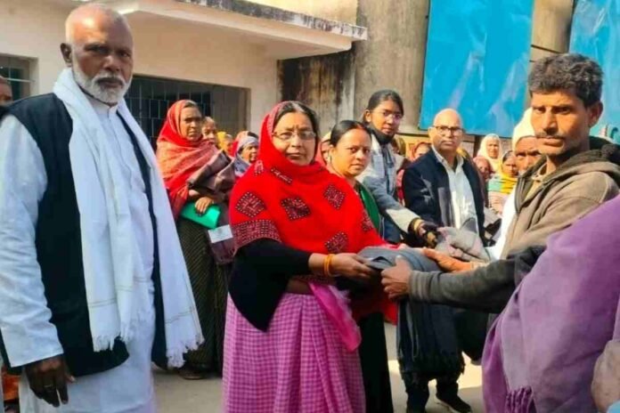 Mayurhand News: Blankets distributed among poor and helpless people