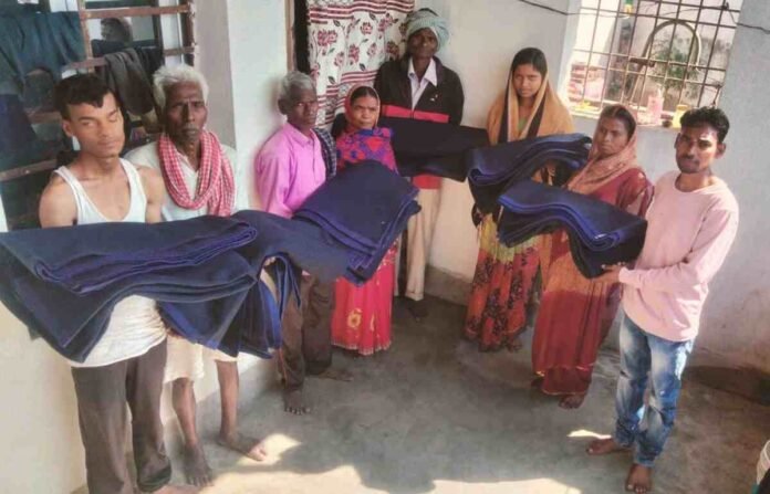 Barkagaon News: Journalist Anand distributed blankets on the first death anniversary of his father