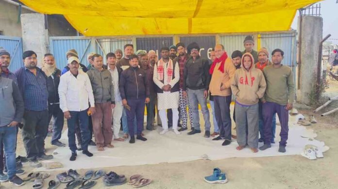 Barhi News: Krishna Yadav supports the workers sitting on strike against the company