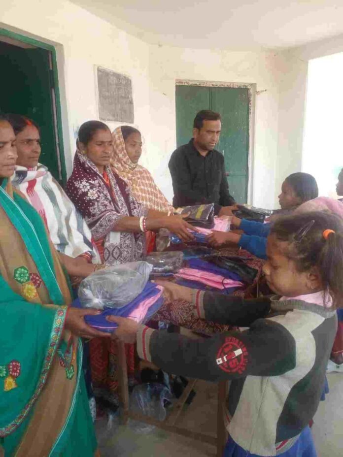 Hazaribagh News: Uniforms were distributed among the children in Katghara School