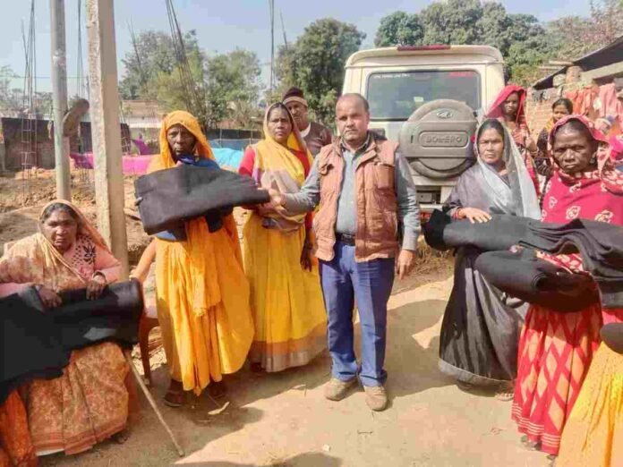 Barhi News: Social worker Mo Tasleem distributed blankets to the needy