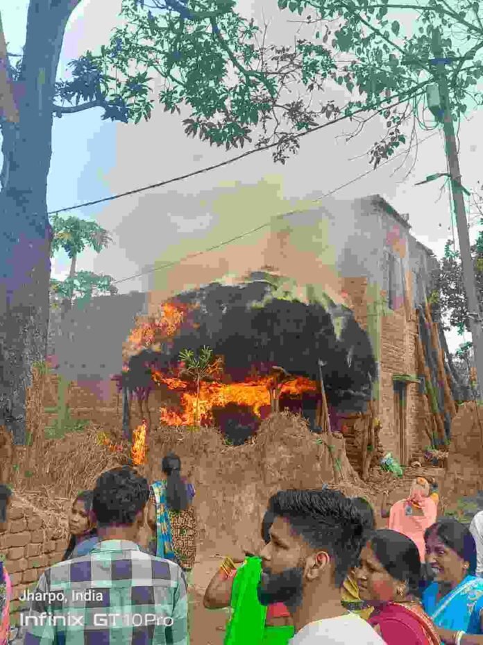 TatiJhariya News: Fire broke out in the scaffolding in Jharpo, straw worth thousands burnt to ashes