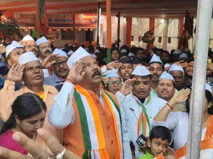 Hazaribagh News: Sadar MLA Pradeep Prasad hoisted the tricolor, an atmosphere of patriotism and enthusiasm