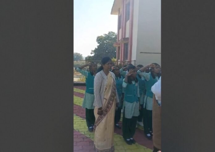 TatiJhariya News: Photo and message of CO and Warden not saluting the national flag is going viral, everyone demands action