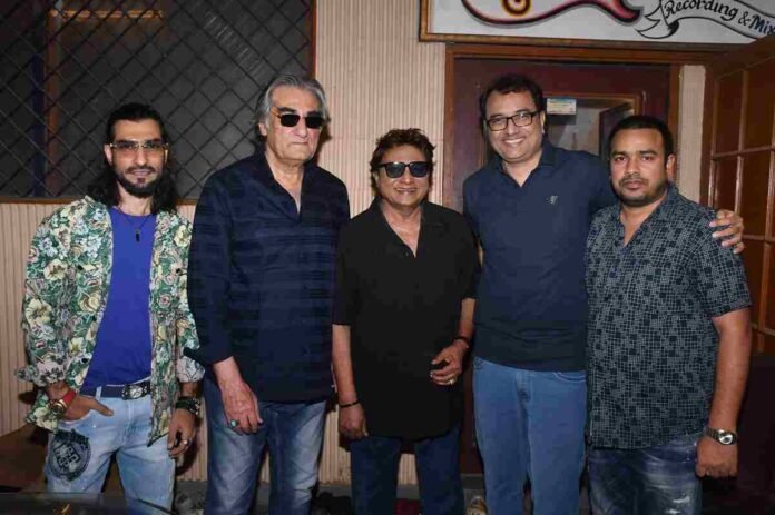 Director Ejaz Ahmed recorded 'Aisa Apna Yaarana' in the voice of singer Shabbir Kumar