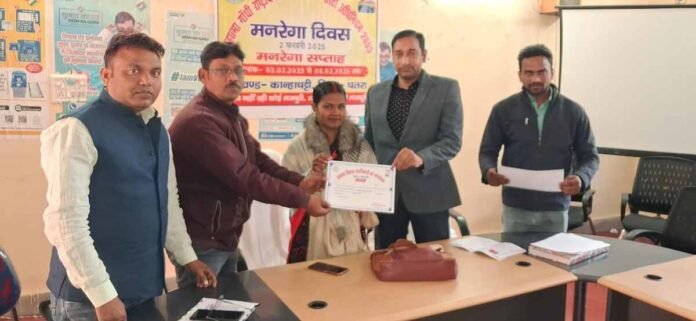 Kanhachatti News: Employment servants who did better work on MNREGA Day were honored