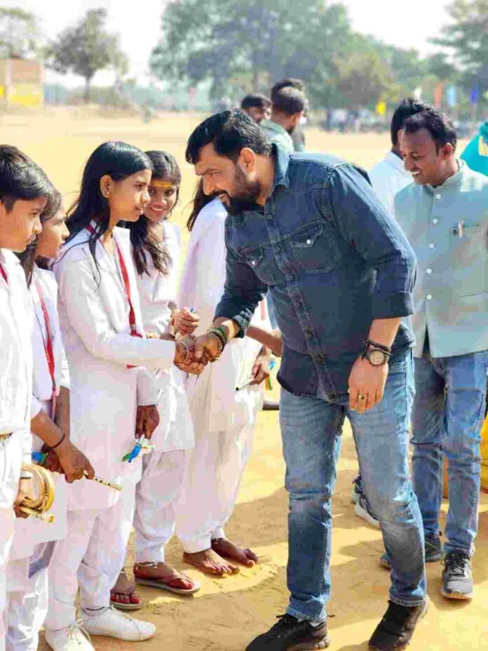 Gidhaur News: Jeep Vice President Birju Tiwari inaugurated the Gidhaur Premier League Season-03 cricket tournament match