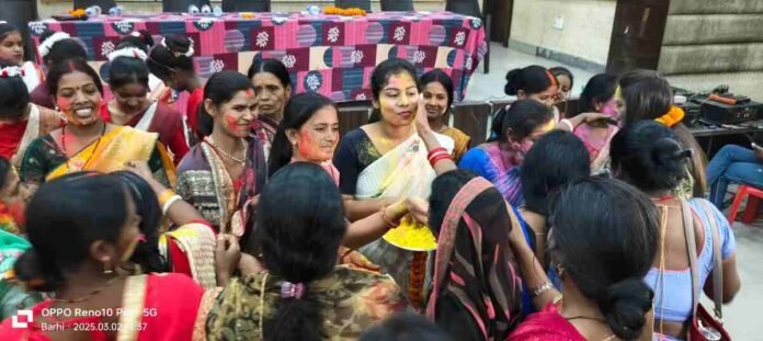 Barhi: Congress leader Poonam Yadav organized assembly level women's Holi Milan function
