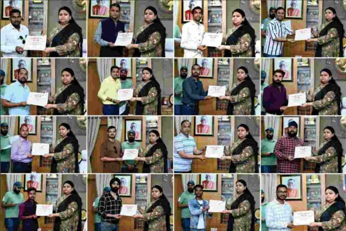 All the members of Hazaribagh Youth Wing were given certificates by Deputy Commissioner Nancy Sahay