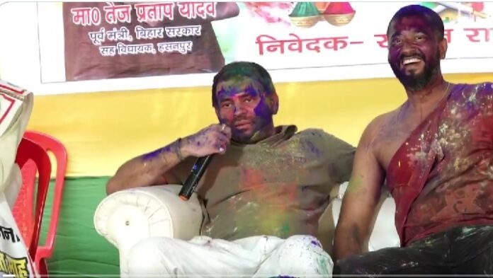 Bihar News: Tej Pratap Yadav's new feat! Forced a policeman in uniform to dance